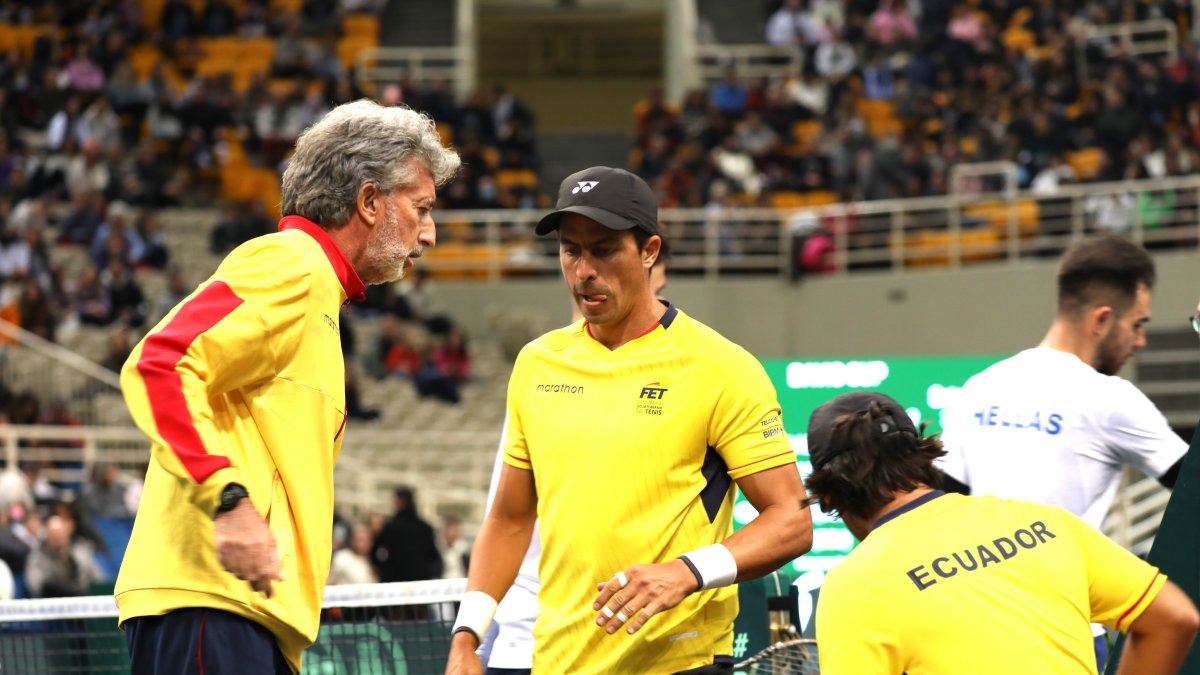Raúl Viver (i), capitán del equipo ecuatoriano Copa Davis, conversa con Gonzalo Escobar (c) y Diego Hidalgo, durante el partido de dobles jugado.