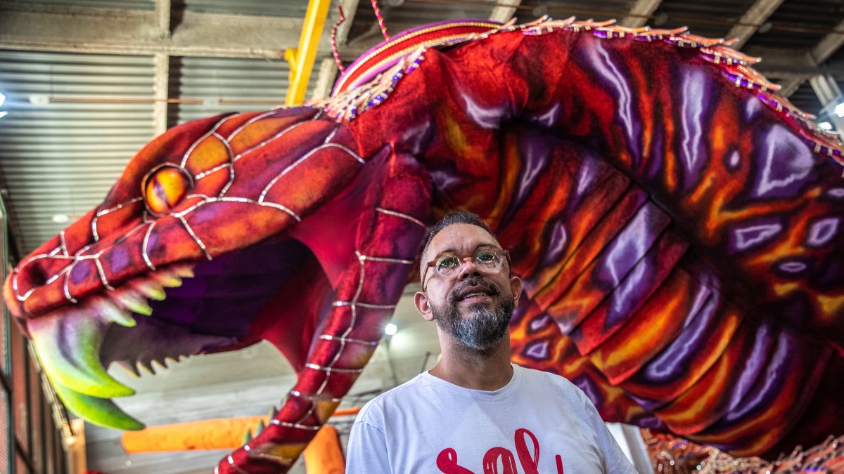 Las escuelas de samba mantienen la tradicional celebración en las ciudades de Brasil.