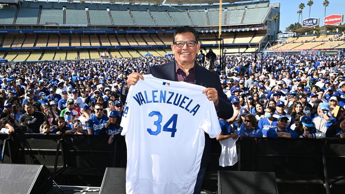 Fernando Valenzuela muestra su dorsal en uno de los homenajes de los Dodgers.