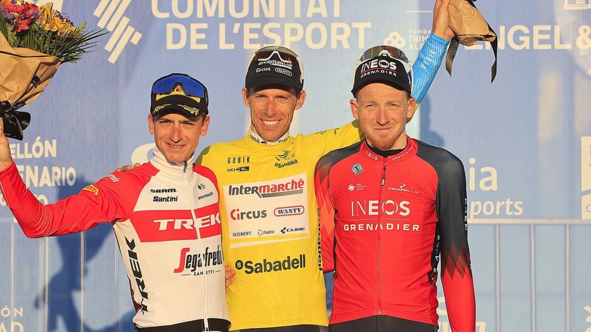 El ciclista portugués Rui Costa (c) tras ser primero en la competencia.