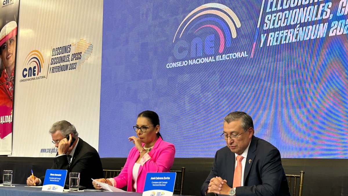 Autoridades en el Centro de Mando de Ecuador.