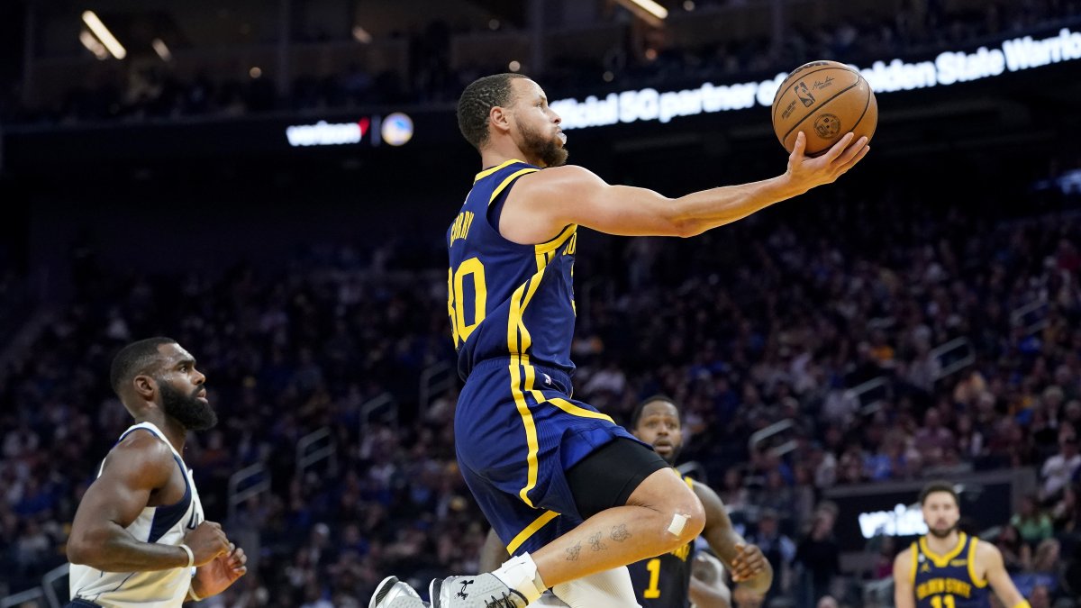 Stephen Curry llevaba 21 puntos antes de su salida por la dolencia.