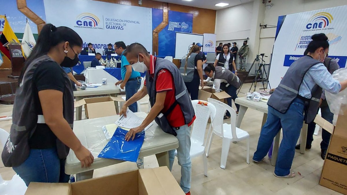 En la Delegación Provincial Electoral del Guayas , se instala la Junta Electoral para empezar el escrutinio de los votos.