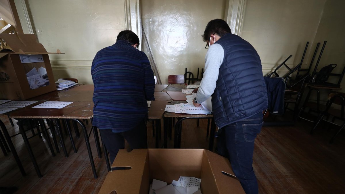 Votantes participan en una jornada de elecciones locales y referéndum constitucional en Quito (Ecuador).