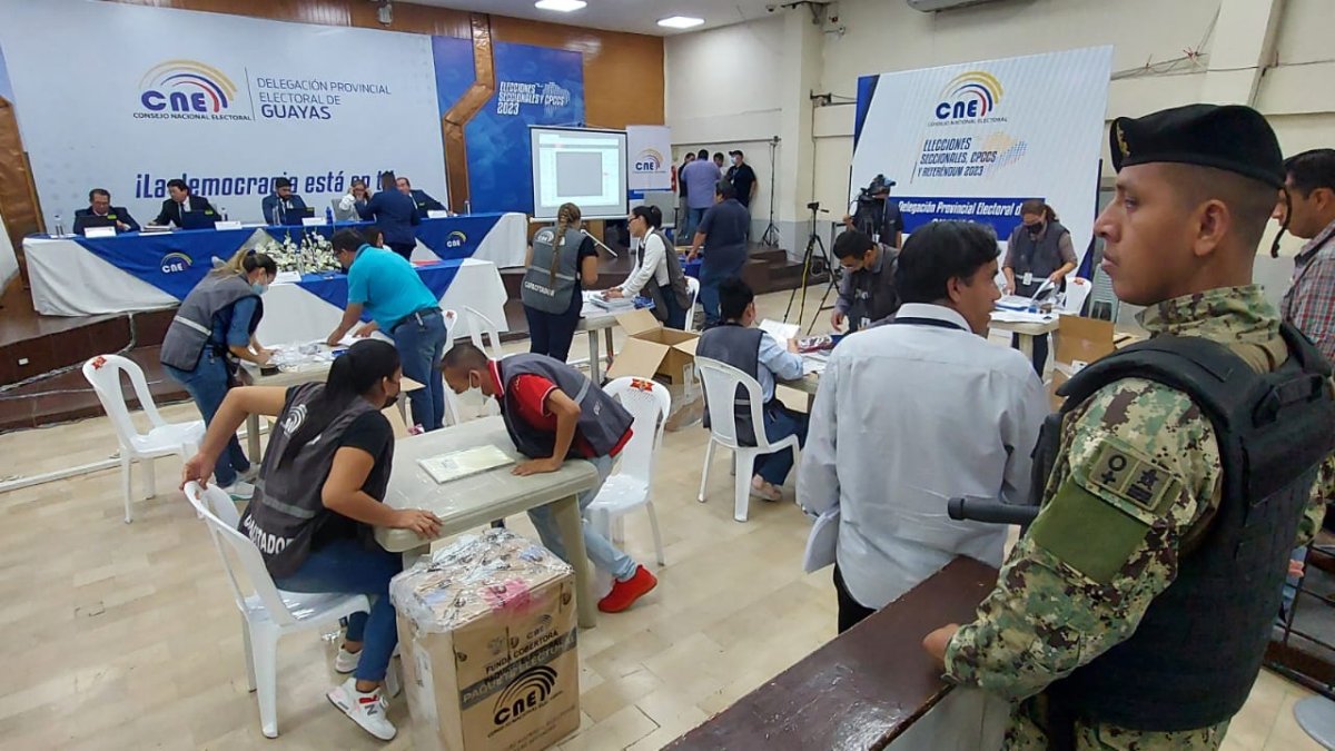 En la Delegación Provincial Electoral del Guayas , se instala la Junta Electoral para empezar el escrutinio de los votos.