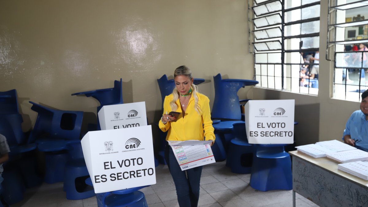 Sufragio. La candidata ejerció su derecho al voto en el norte de la ciudad de Guayaquil.