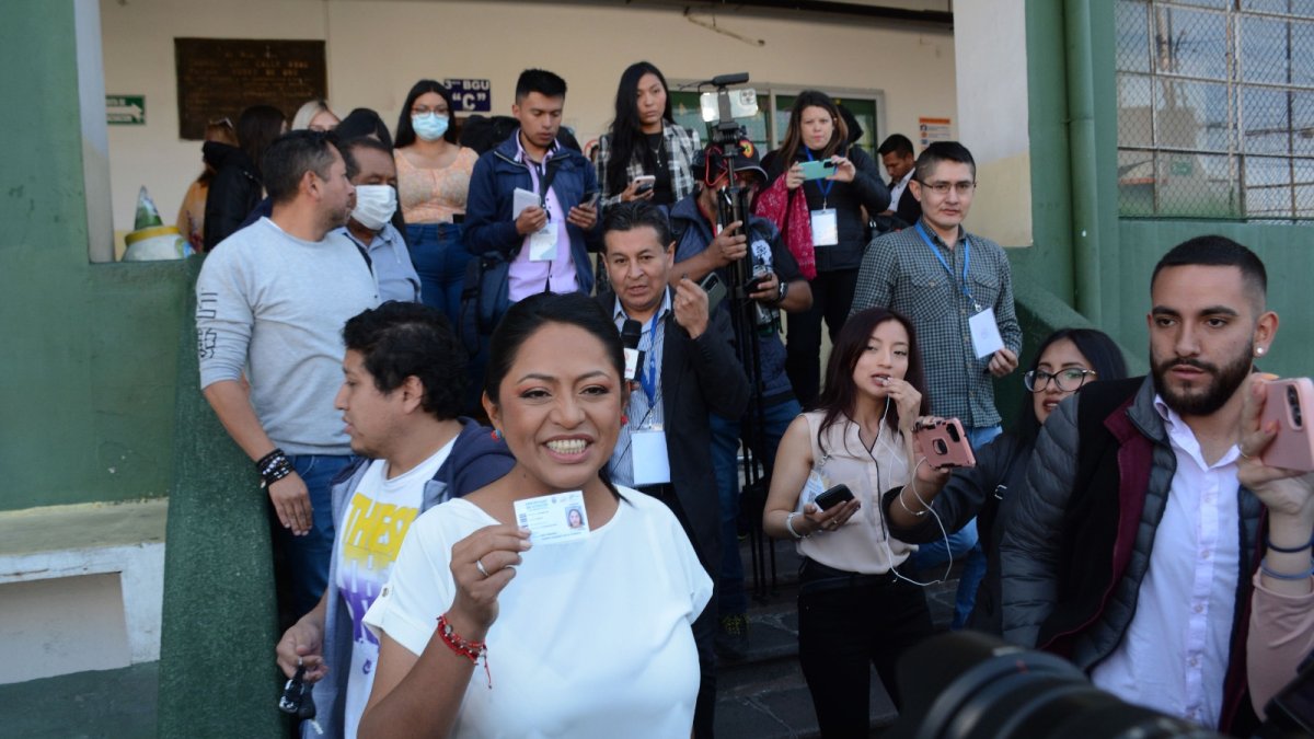 Rápido. La candidata hizo la fila como todos los ciudadanos y a la salida mostró su certificado habilitador.
