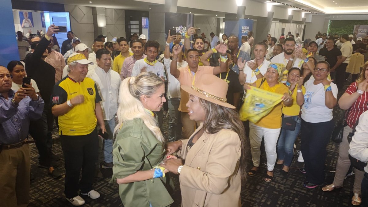 A su llegada se encontró con otros aspirantes a candidaturas de su mismo partido político.