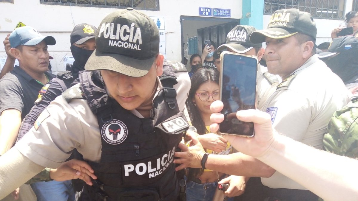 Tras conocer la novedad, la policía se llevó a dos personas acusadas de supuesto fraude.
