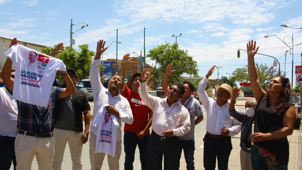 Un grupo de simpatizantes del excandidato Julio César Farachio oraron en el  sitio donde fue asesinado.