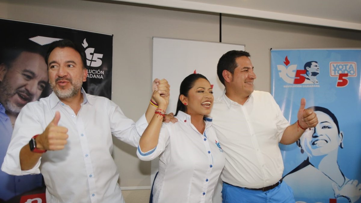 Celebración. Paola Pabón y Pabel Muñoz se mostraron convencidos del triunfo pero prefieren esperar los resultados oficiales.