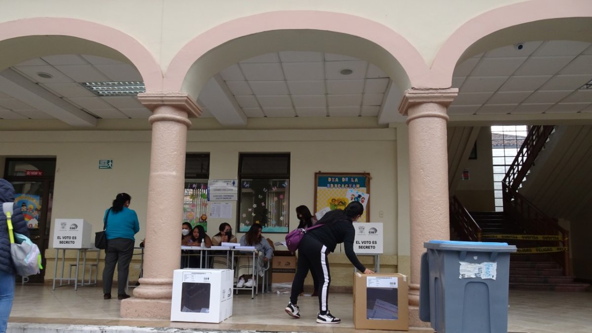Los retrasos en la hora de inicio, fue la constante, pero que no complicó el evento democrático obligatorio.