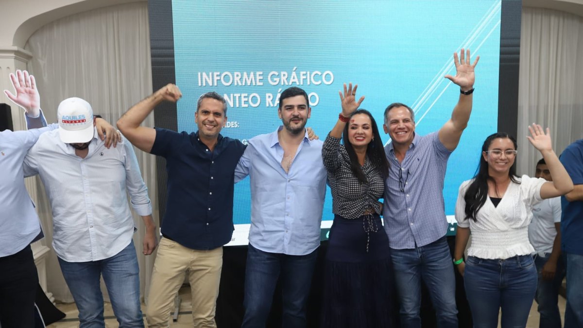 Aquiles Álvarez y Marcela Aguiñaga se concentran en el hotel Ramada.