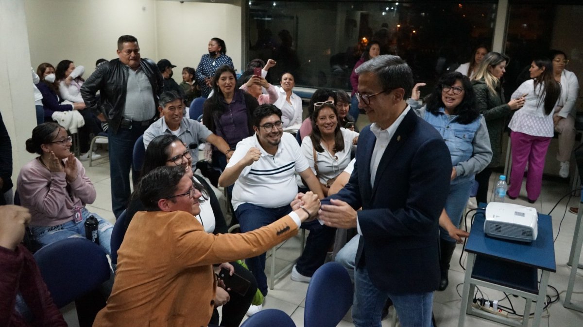 Espera. Pedro Freile se reunió con simpatizantes en su sede política.