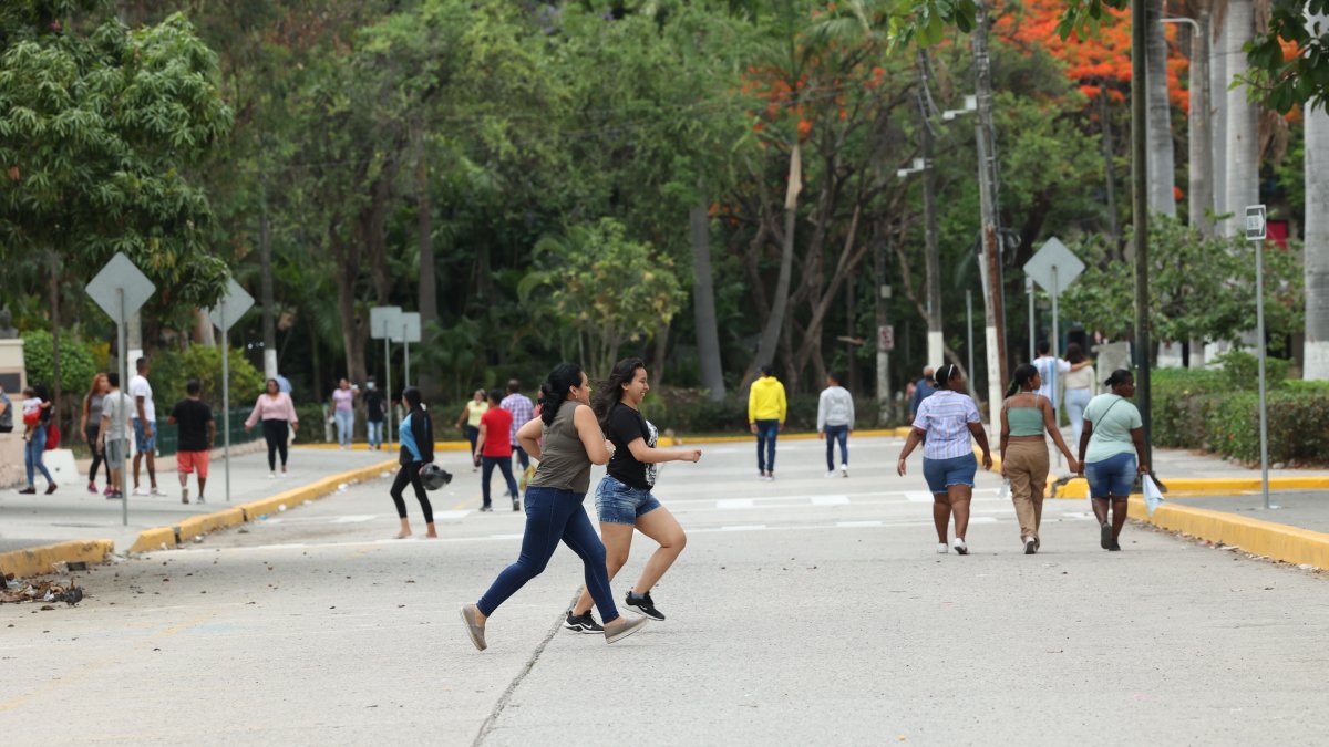 A pocos minutos de las 5 de la tarde (hora de cierre de las urnas) dos mujeres corren a su mesa para lograr sufragar sus votos.