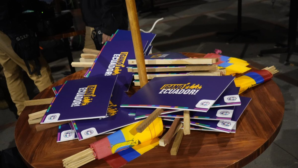 Estos letreros estaban en el lugar donde iba a darse un pronunciamiento del presidente Guillermo Lasso.