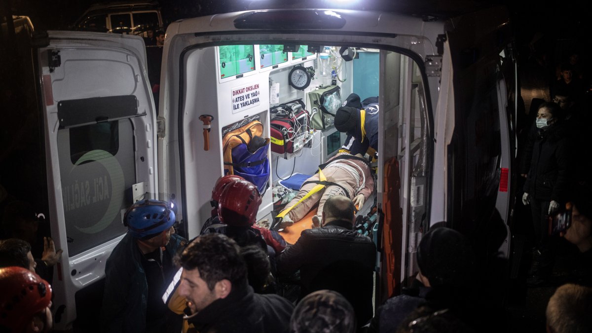 Una mabulancia asiste a un de los heridos del terremoto