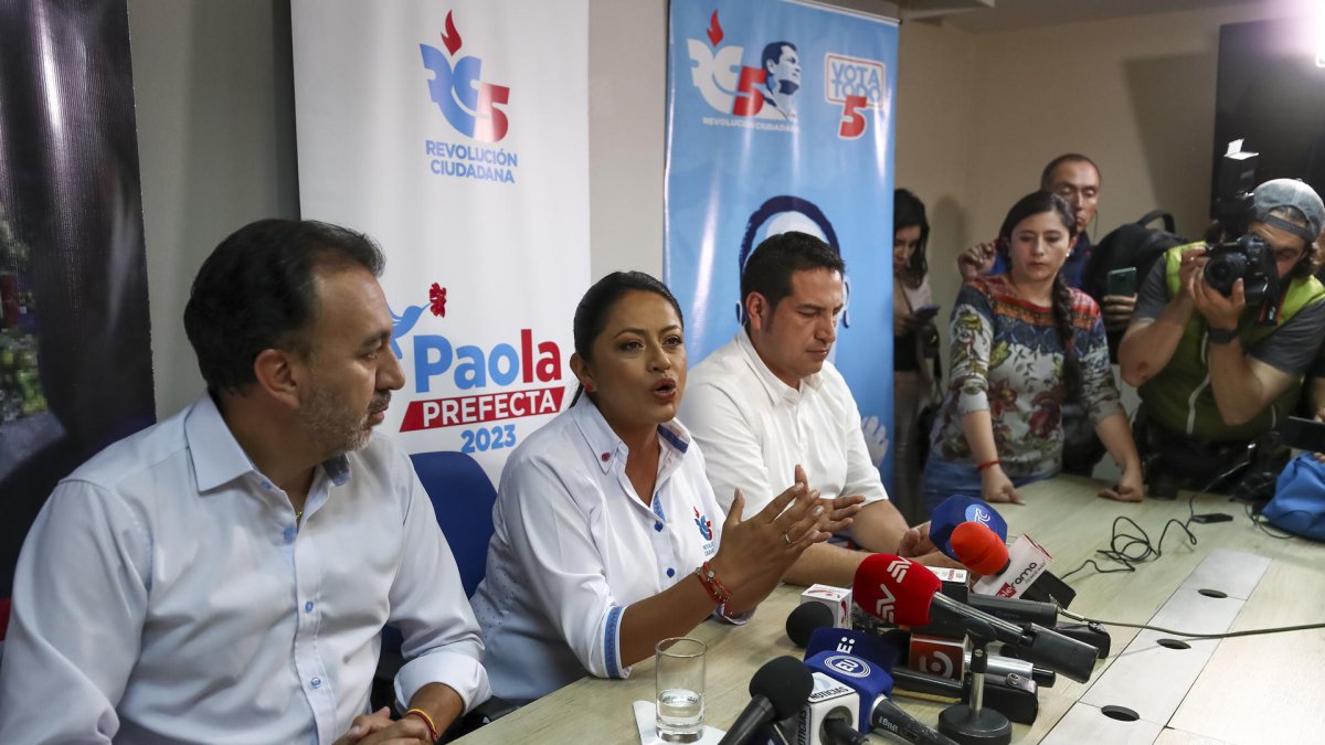 La prefecta de la provincia de Pichincha, Paola Pabón (c), junto al candidato de Revolución Ciudadana a alcalde de Quito, Pabel Muñoz (i), participan hoy en una rueda de prensa tras las elecciones seccionales (locales), en Quito (Ecuador).