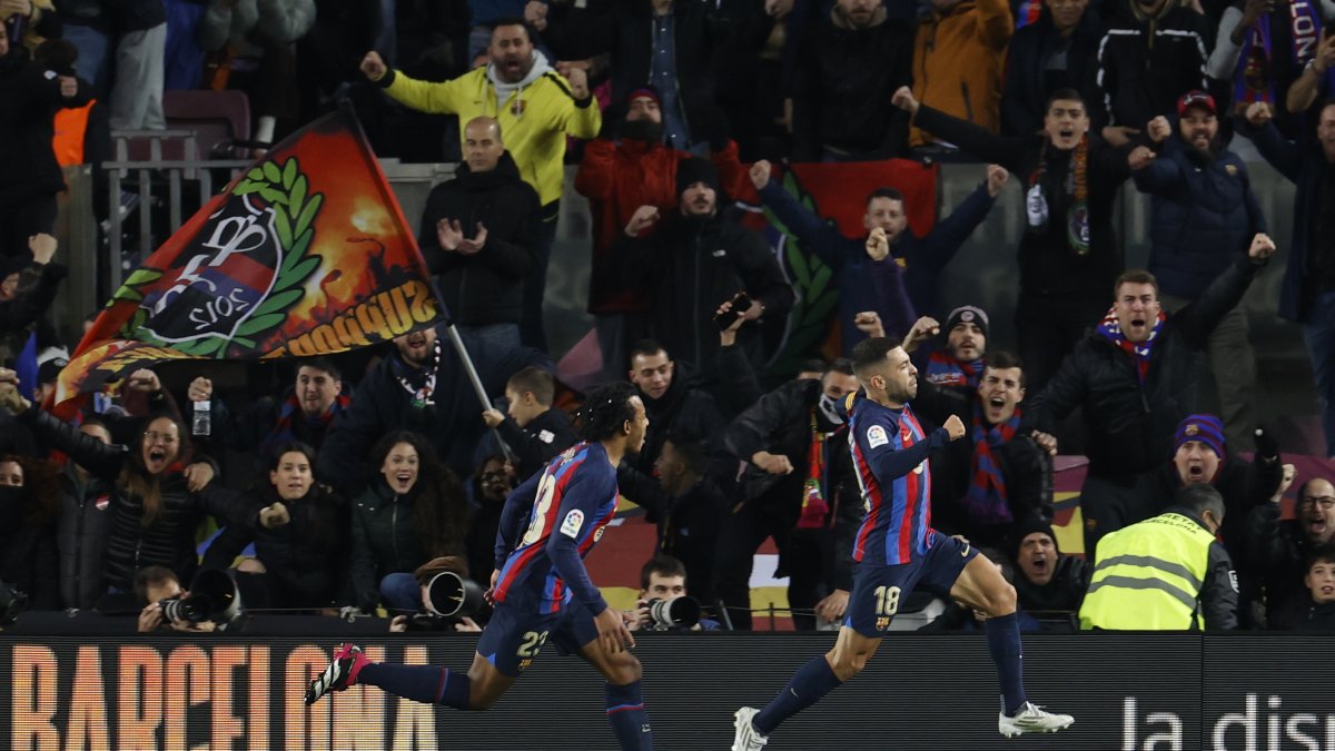Jules Koundé (i) y Jordi Alba (d) celebran el gol del FC. Barcelona ante el Sevilla.