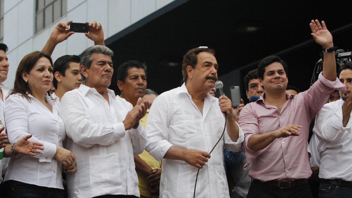 Jaime Nebot, líder nacional del PSC, rodeado de Carlos Falquez Batallas y de su hijo, Carlos Falquez Aguilar, en una marcha del partido en 2013 en la ciudad de Machala..