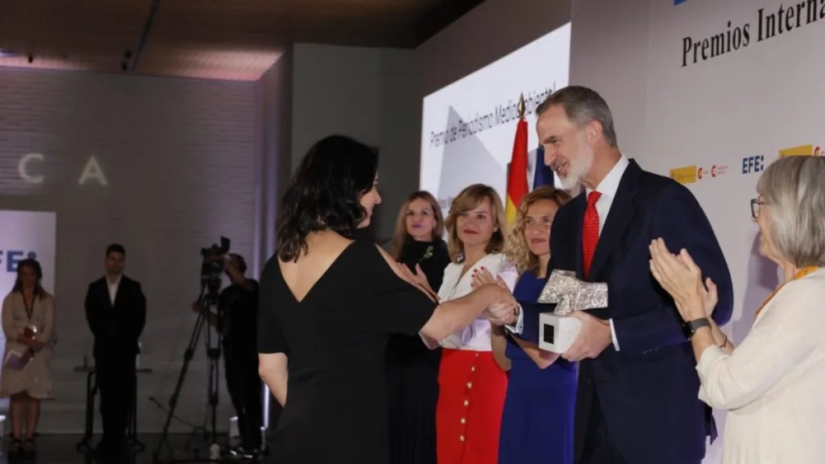 La periodista brasileña Juliana Mori de Oliveira (i), recibe el galardón de manos del rey Felipe VI, en la edición de 2022.