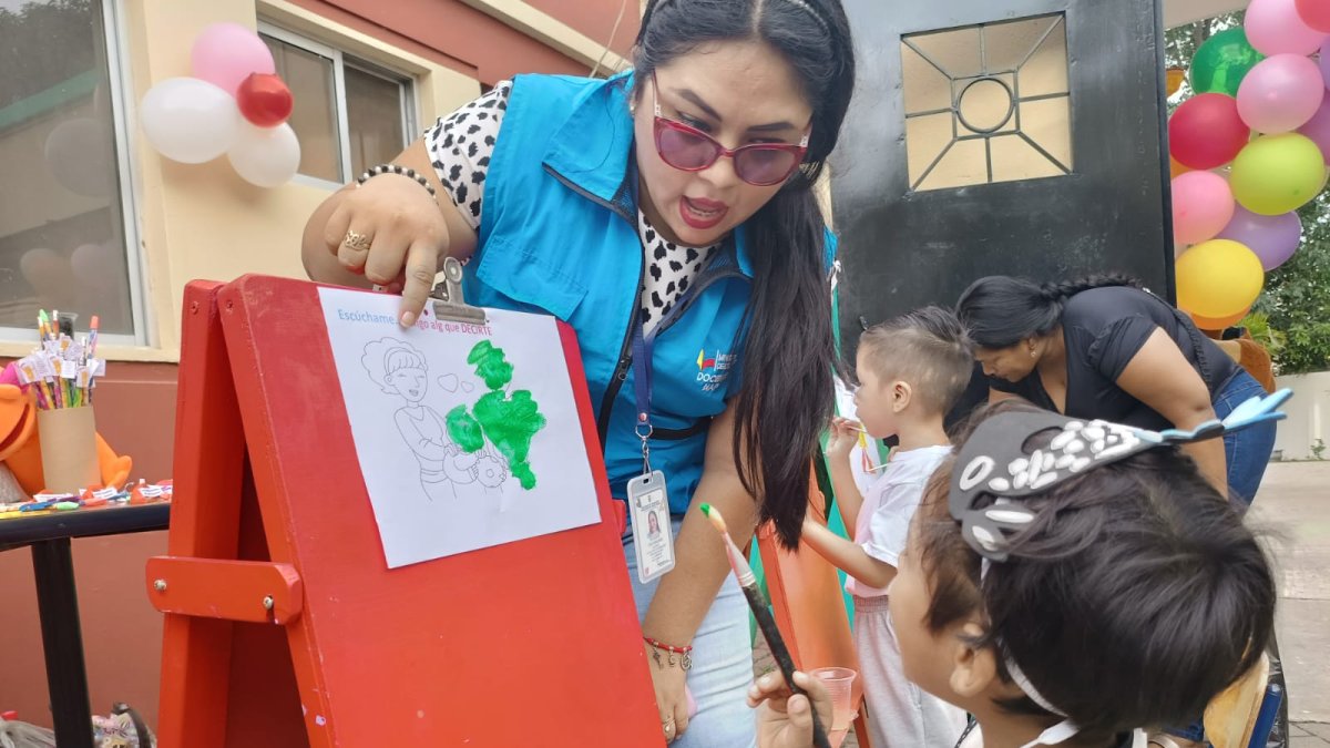 La maestra ayuda a desarrollar las destrezas y habilidades de los niños.