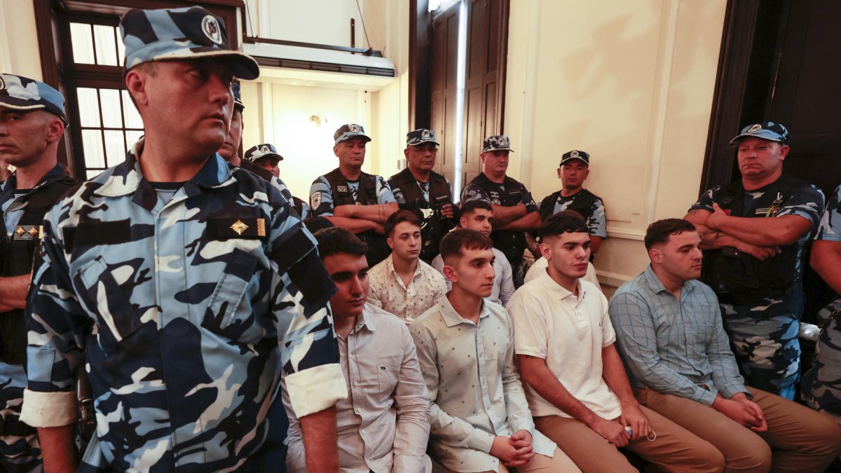 Fotografía que muestra los imputados por el crimen de Fernando Báez Sosa durante una audiencia hoy en Dolores (Argentina).