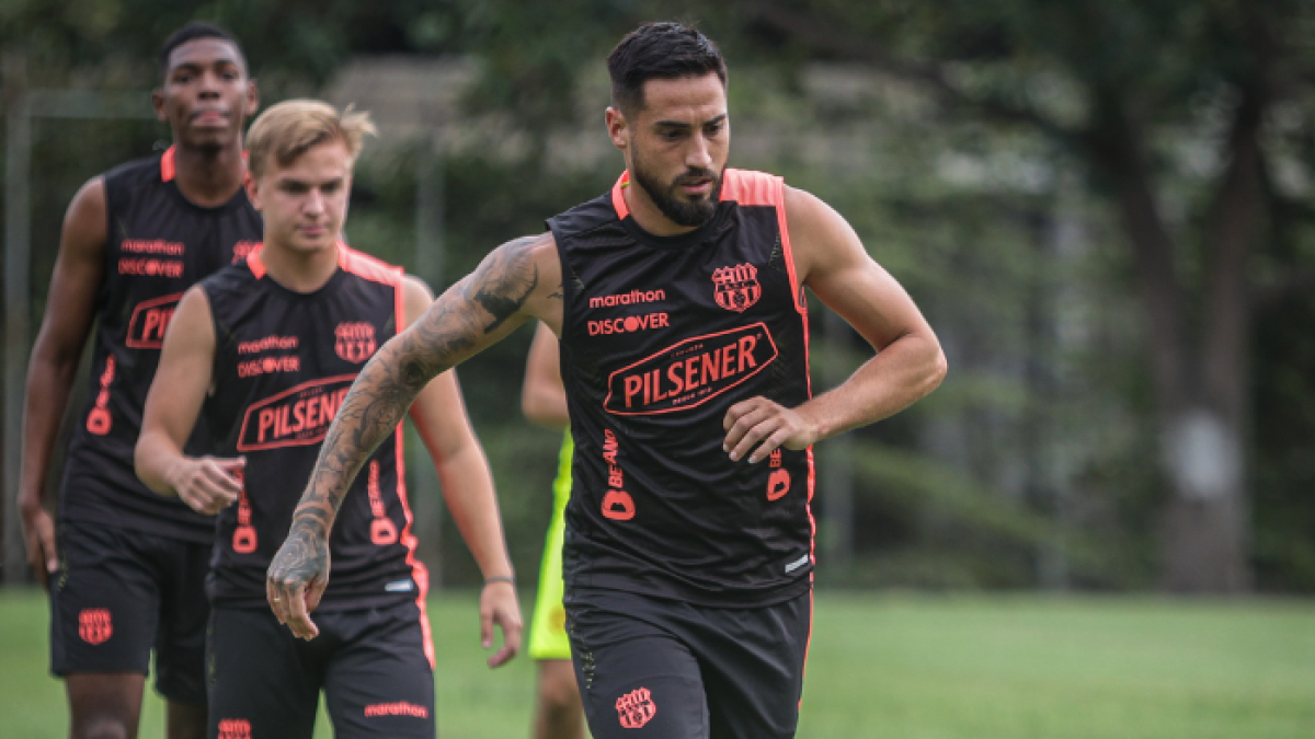 Francisco Fydriszewski destaca como delantero de Barcelona.