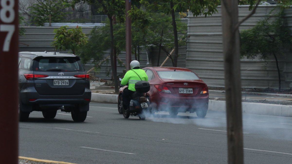 Las motos en mal estado, al igual que los carros, se desplazan por las calles sin que nadie realice controles.