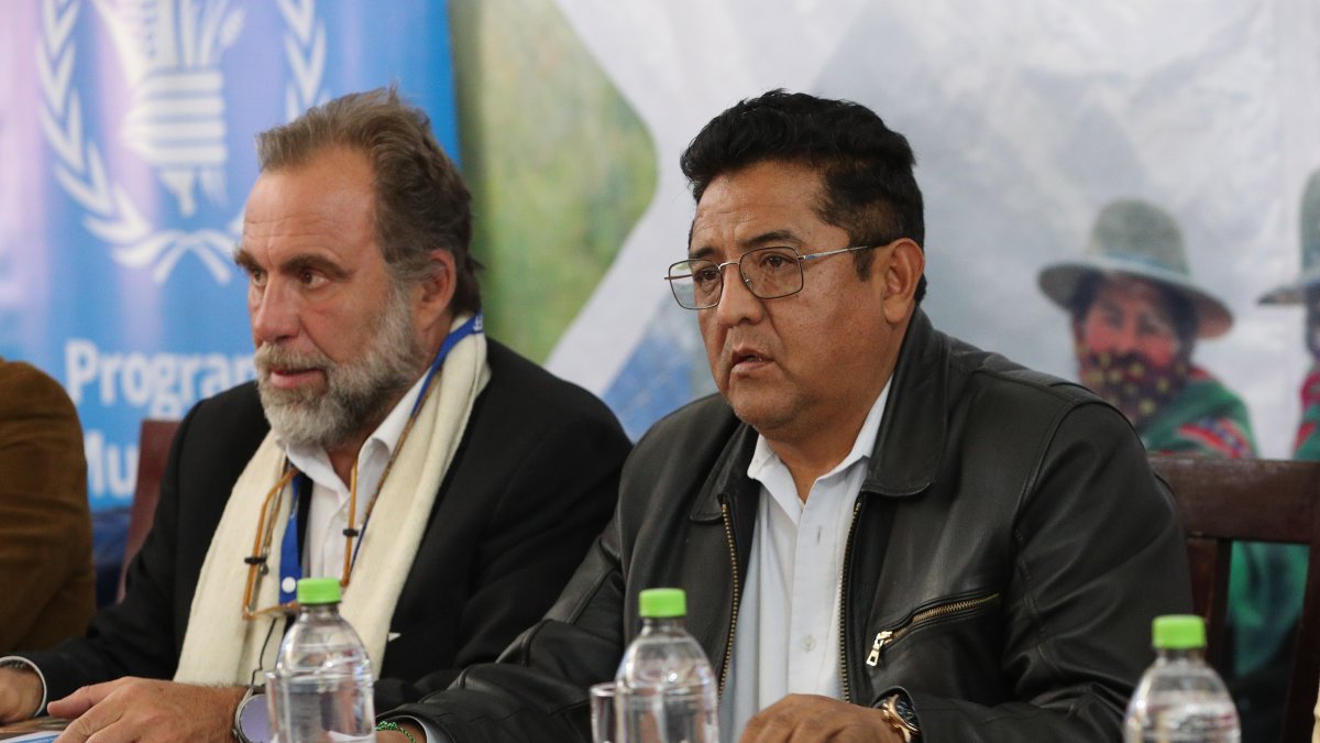 Fotografía de archivo en la que se registró al ministro de Desarrollo Rural y Tierras de Bolivia, Remmy Gonzales (d), en La Paz (Bolivia).