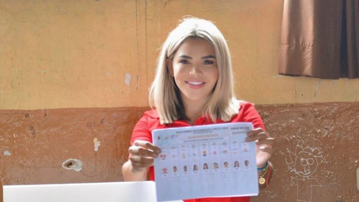 Votación. La candidata María Fernanda Vargas mostrando papeleta.