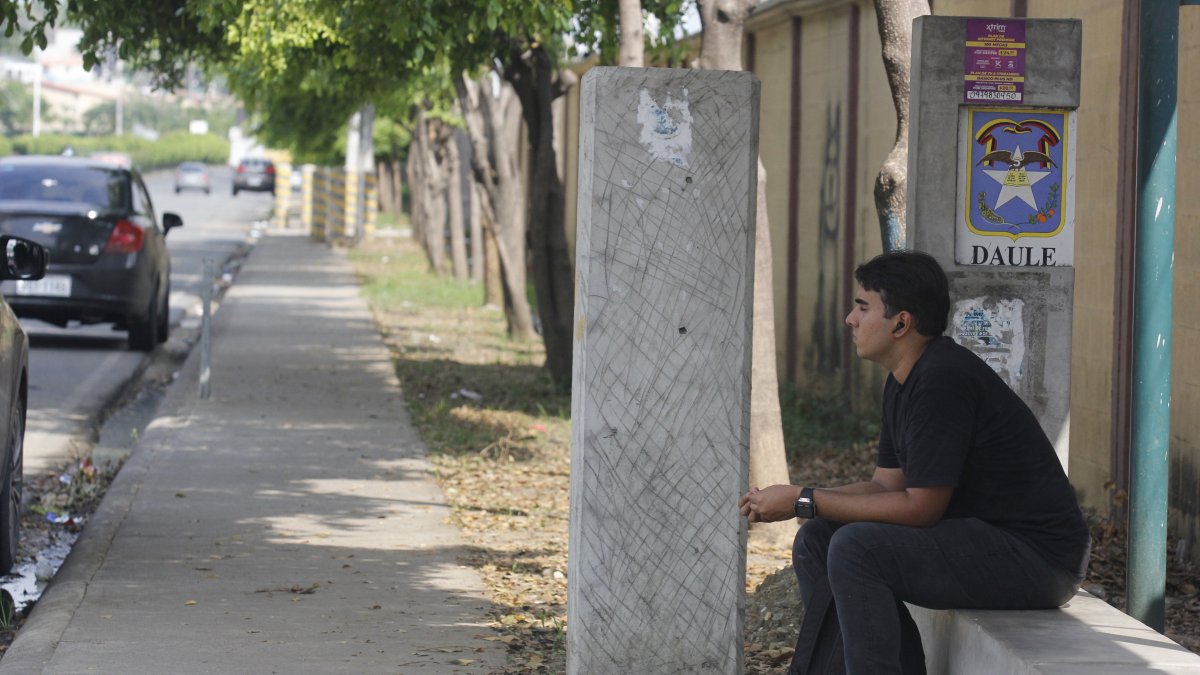 En el día. Las personas que esperan buses cerca del paradero de La Joya se sienten vulnerables.