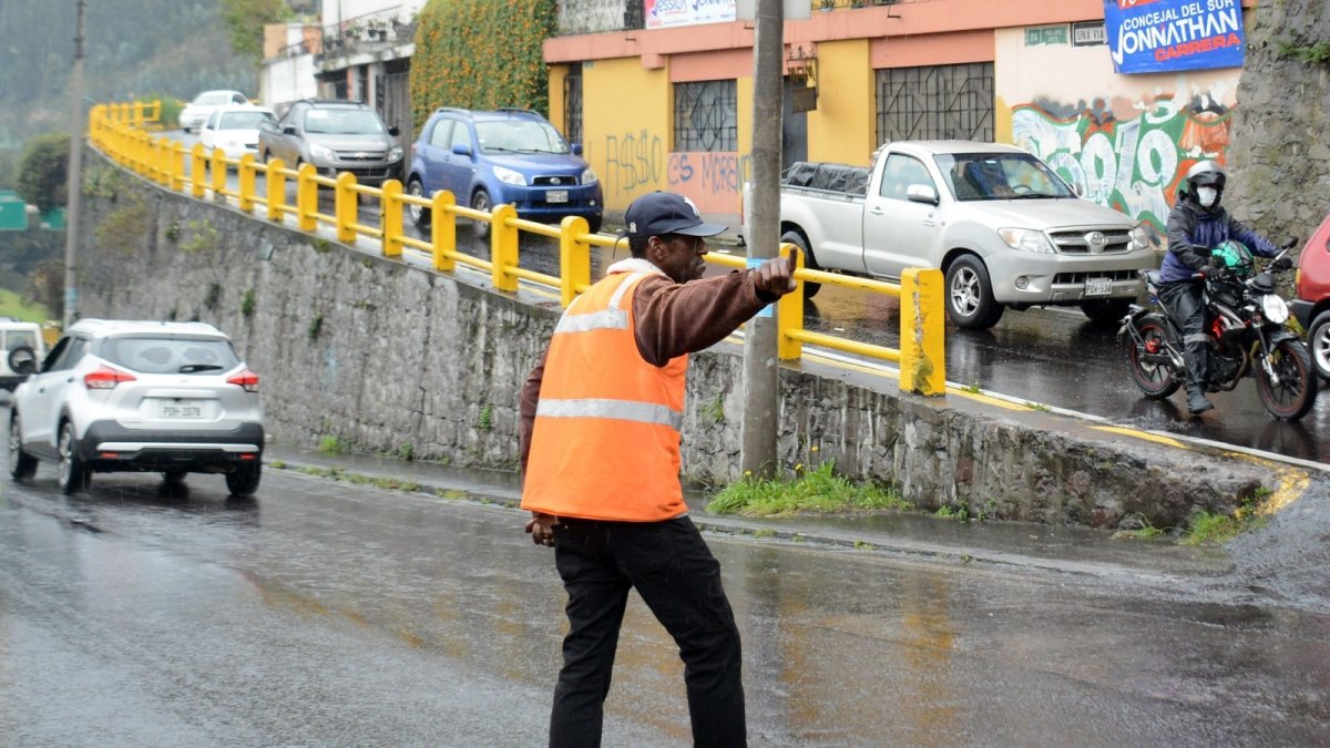 Sur. Cerca de El Trébol dirige el tránsito Darwin Reasco, quien reúne las monedas para el arriendo.