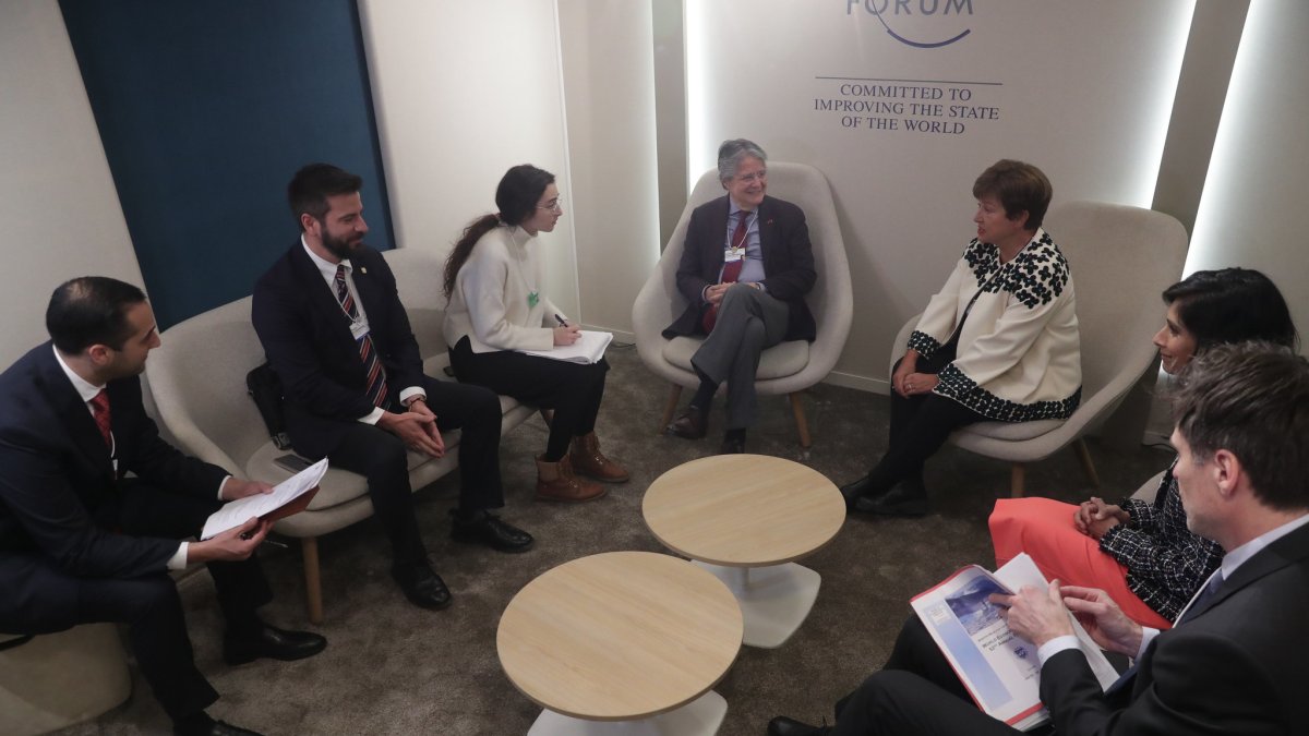 El presidente Lasso y sus ministros en un encuentro con funcionarios del FMI, en Davos.