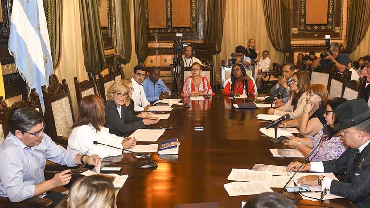 Foto de la alcaldesa de Guayaquil y los ediles antes de que soliciten licencia para participar en las últimas elecciones seccionales como candidatos.