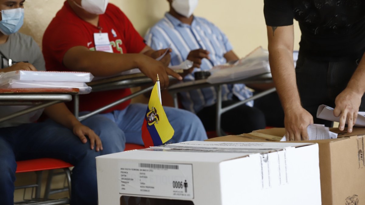 Escrutinio. La votación de la consulta popular es de las últimas en la provincia del Guayas que ingresarán al sistema informático del CNE.