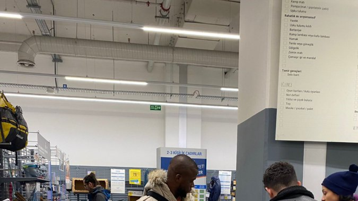 Enner Valencia, capitán de la Tri, adquiriendo material de ayuda humanitaria para víctimas en Turquía.