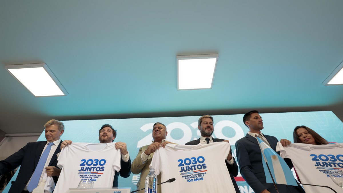 De izq. a der. El secretario nacional de Deporte de Uruguay, Sebastián Bauza, el presidente de la Confederación Sudamericana de Fútbol (Conmebol), Alejandro Domínguez, el mandatario de la Asociación del Fútbol Argentino (AFA), Claudio Tapia, el ministro argentino de Turismo y Deportes, Matías Lammens; y su homólogo de Paraguay, Diego Galeano Harrison, junto a Alexandra Benado, ministra de Deportes de Chile, hoy en Ezeiza (Argentina).