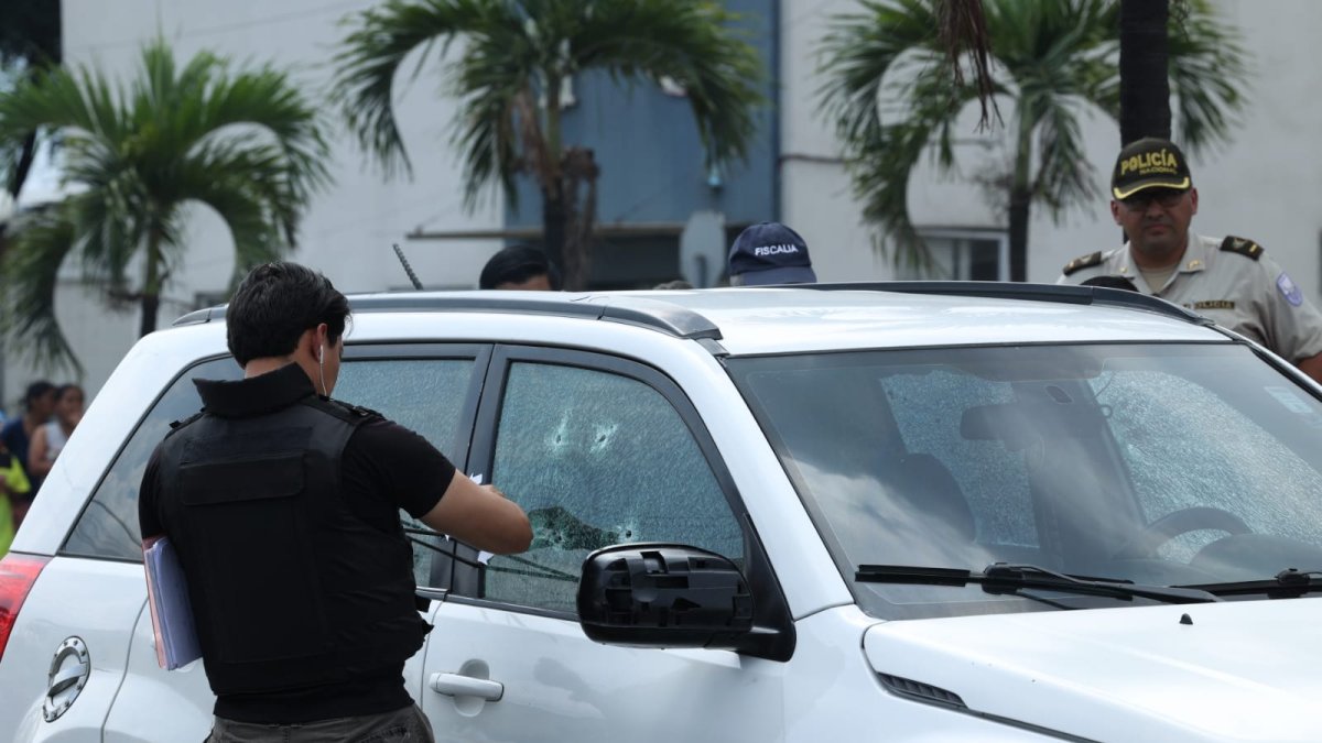La policía haciendo el levantamiento de la escena.