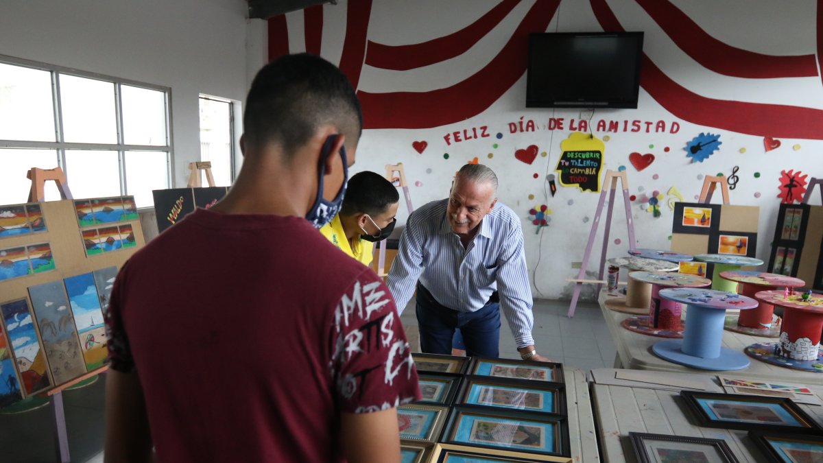 Preparativos. Ricardo Koenig, quien preside la Benemérita Sociedad Protectora de la Infancia (BSPI), entidad que está a cargo precisamente del Hogar Inés Chambers, aparece junto a los niños.