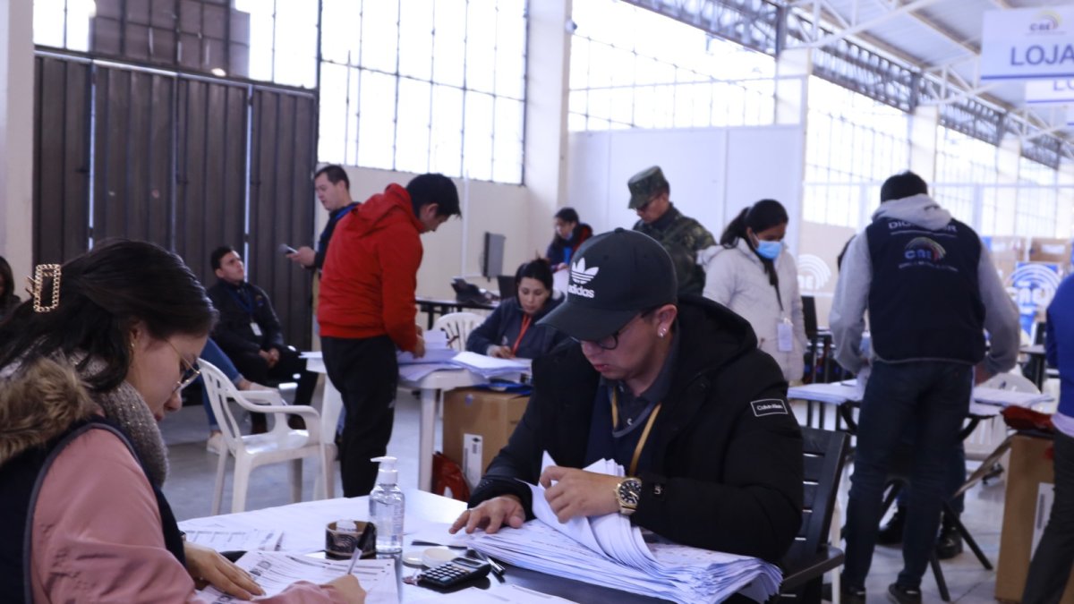 En loja, los funcionarios del CNE realizan el recuento de votos.