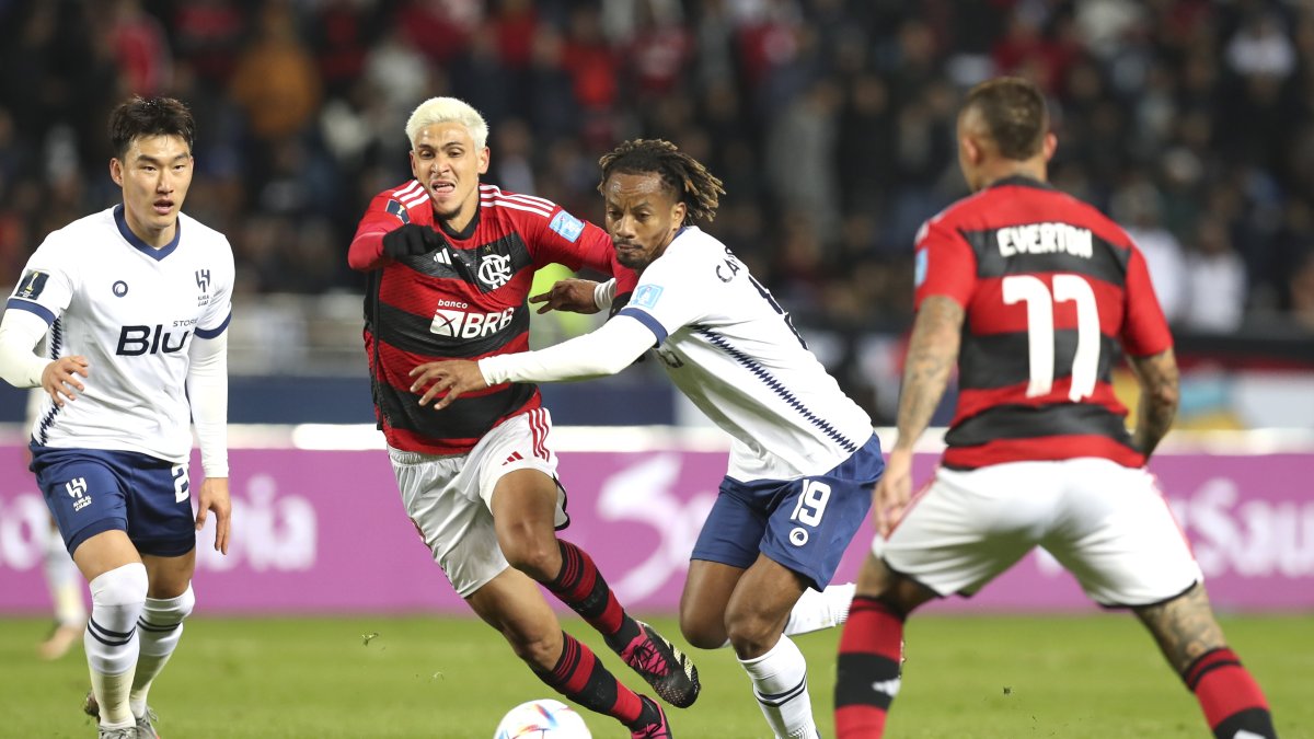El delantero del mengao Pedro (2-i), disputa una pelota frente al mediocentro André Carrillo, jugador del Al Hilal.