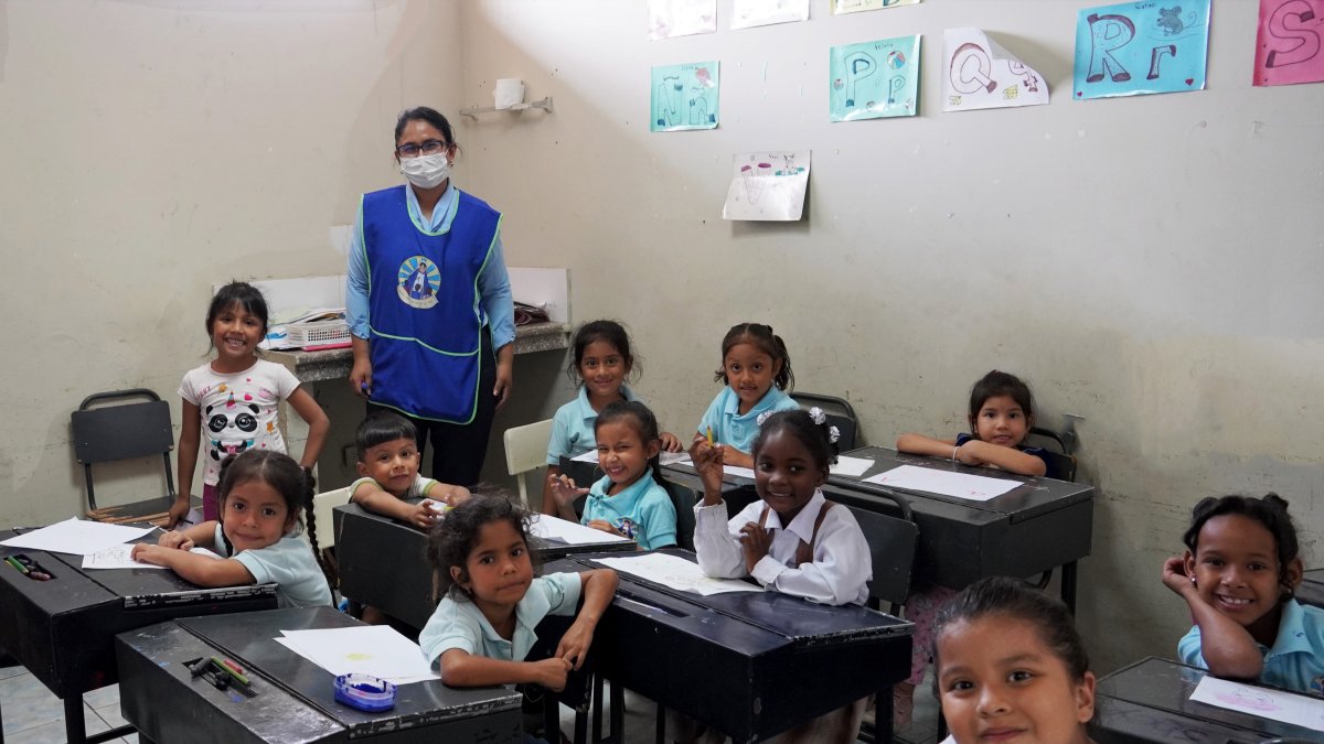 Presencia. Una de las voluntarias de la casa atiende a varios niños.