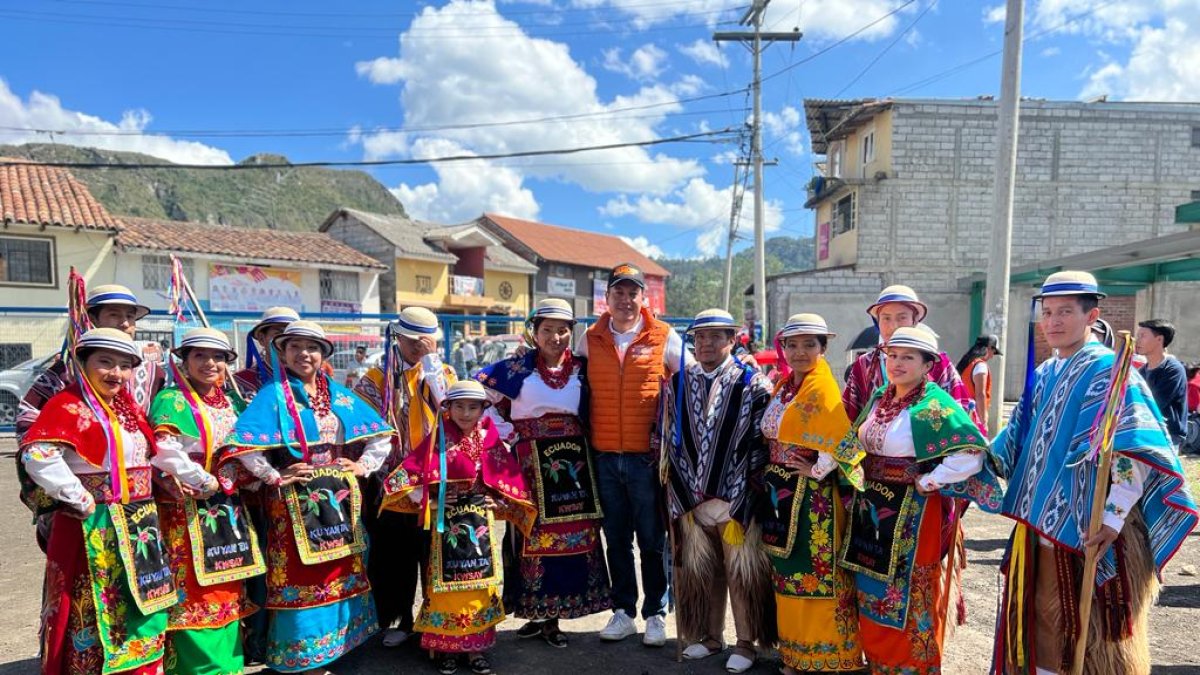 El alcalde electo de Cuenca, Cristian Zamora, durante una visita a una comunidad rural..