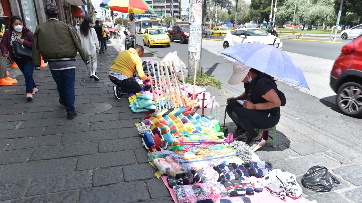 Desorden. El espacio público es tomado por los comerciantes informales, muchos no son regularizados aún.