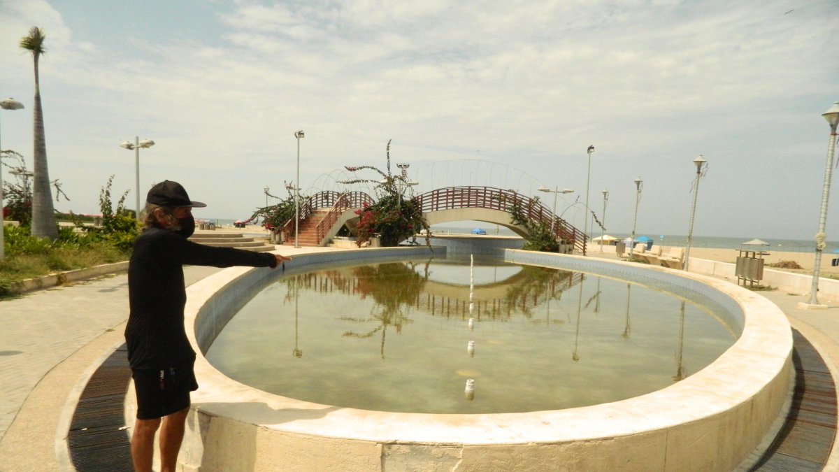Piletas. Unas pocas tienen agua, pero estancada. No están encendidas.