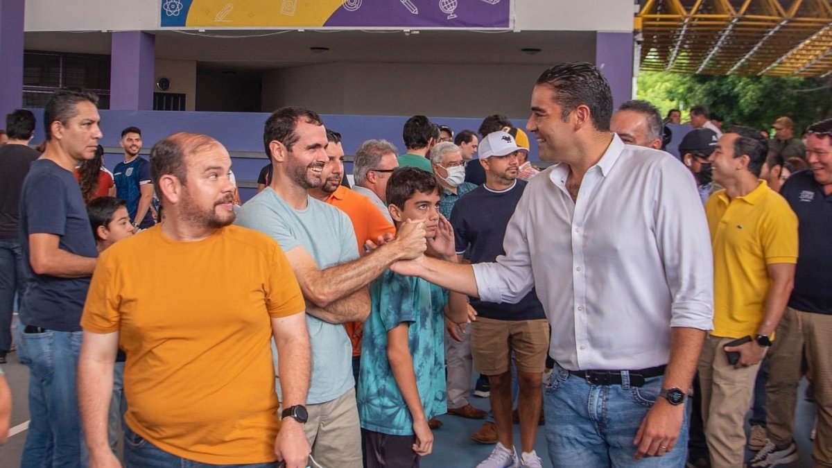 Jornada. El candidato reelecto saludó a simpatizantes, el domingo.