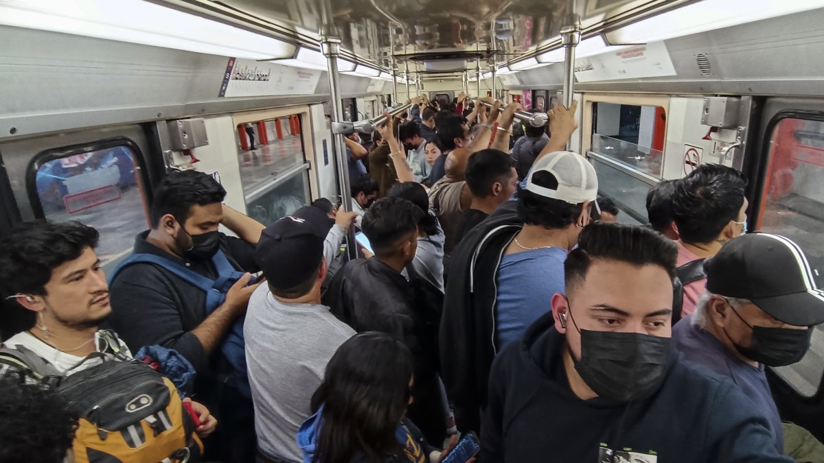 Decenas de personas viajan en un tren del sistema de Transporte Colectivo (Metro), el 6 de febrero de 2023, en Ciudad de México.