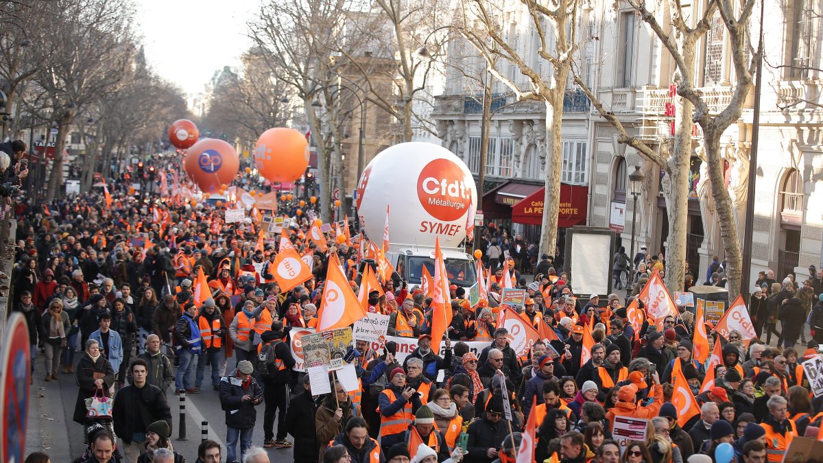 Miles de manifestantes participan en una manifestación contra la reforma de pensiones prevista por el Gobierno francés en París este 7 de febrero.