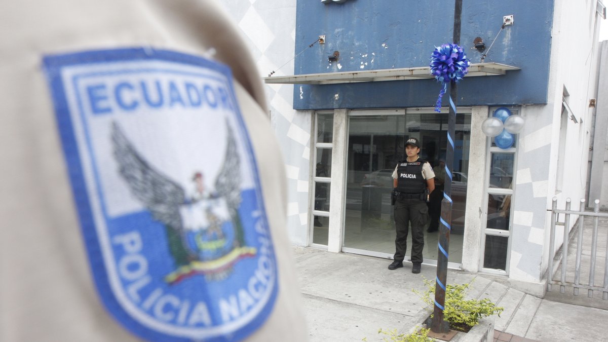 Este 07 de febrero de 2023 se reinauguró la UPC de las calles 14 y PPG en Guayaquil, además de limpieza; se instaló una puerta y vidrios en la ventana de la fachada.